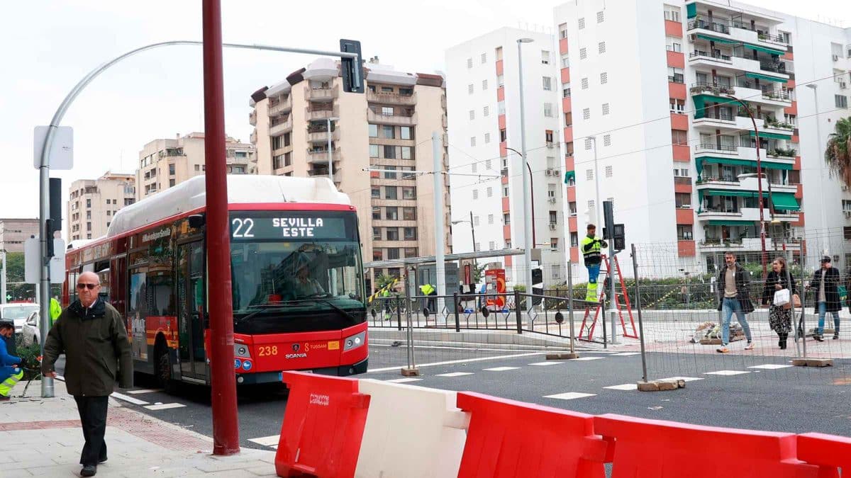 Un autobús de Tussam circulando por la avenida de San Francisco Javier