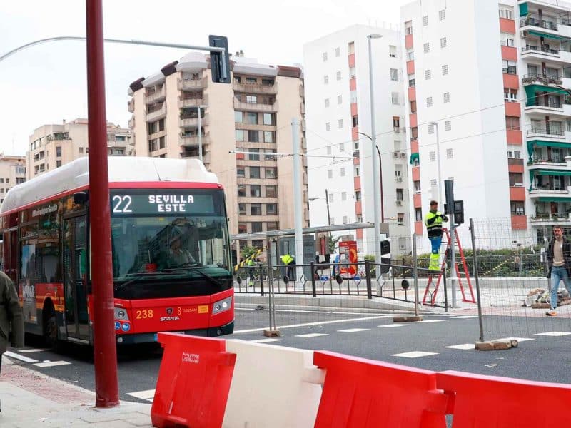 Un autobús de Tussam circulando por la avenida de San Francisco Javier