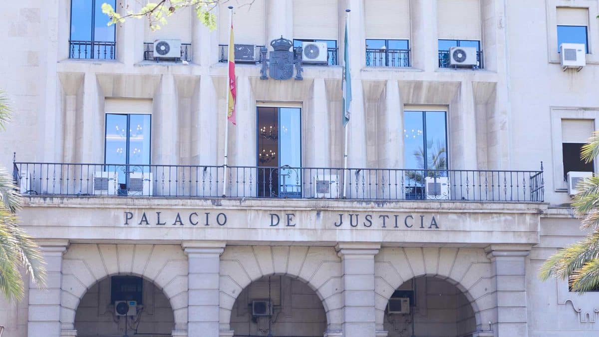 Detalle de la fachada principal de la Audiencia Provincial de Sevilla