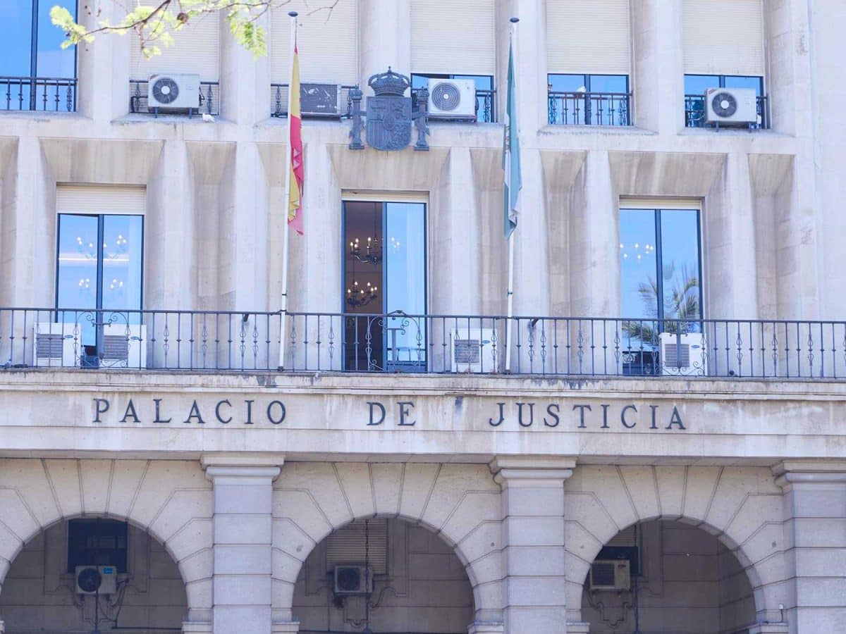 Detalle de la fachada principal de la Audiencia Provincial de Sevilla