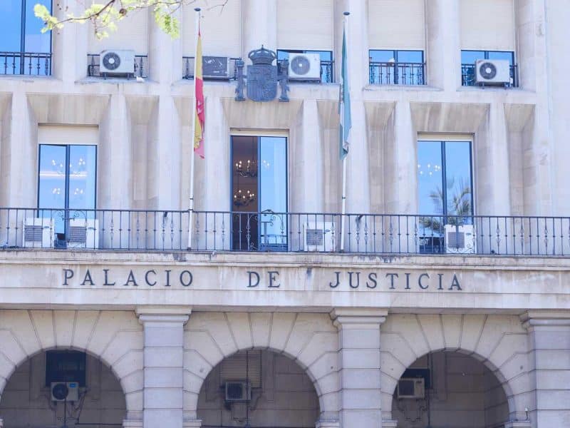 Detalle de la fachada principal de la Audiencia Provincial de Sevilla