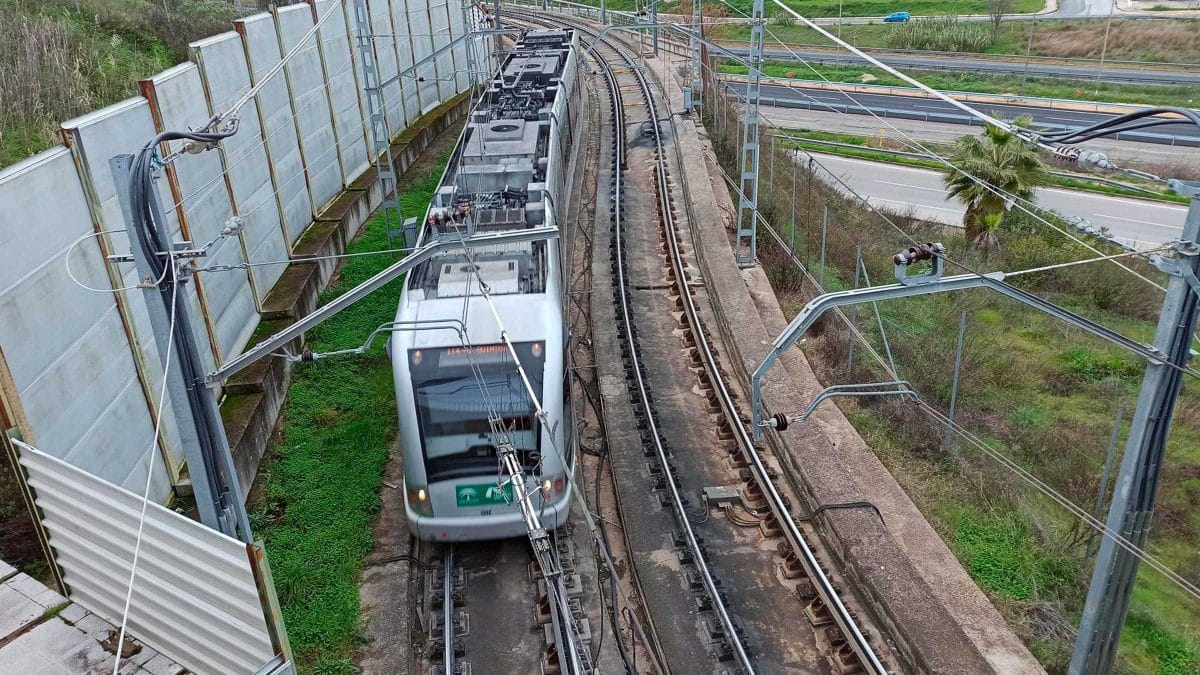 Imagen del metro en su trazado en superficie por el Aljarafe