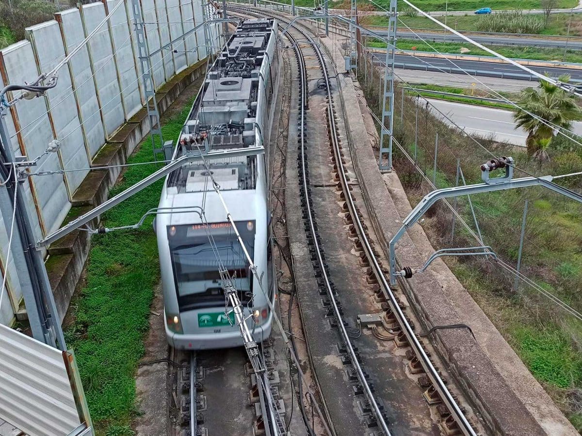 Imagen del metro en su trazado en superficie por el Aljarafe