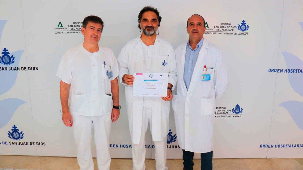 Médicos de los servicios de Urgencias y Oftalmología del Hospital San Juan de Dios del Aljarafe