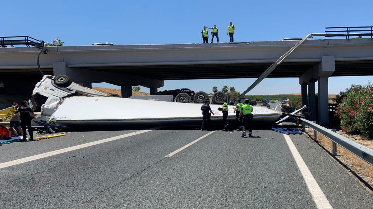 Imagen del camión accidentado en Carmona. Bomberos de Alcalá de Guadaíra