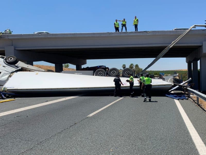 Imagen del camión accidentado en Carmona. Bomberos de Alcalá de Guadaíra