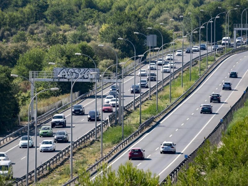 Archivo - Varios coches circulan en una autovía, imagen de archivo. - A. Pérez Meca - Europa Press - Archivo
