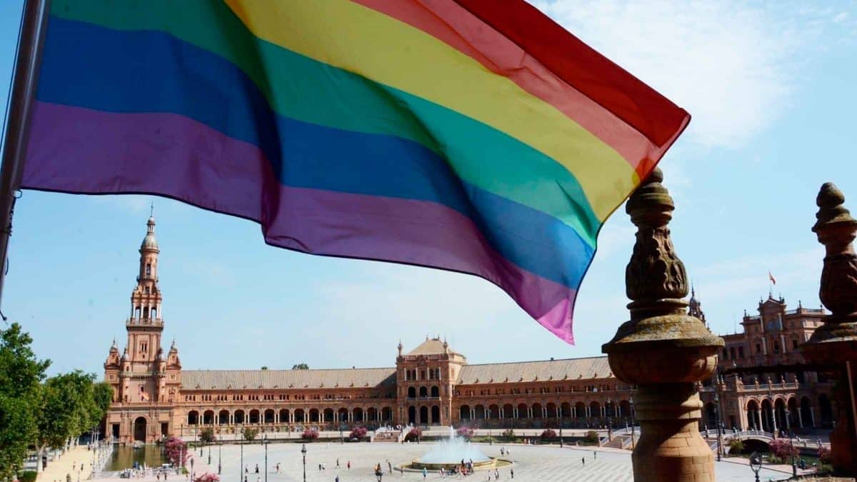 Archivo - Bandera arcoiris izada en la Plaza de España de Sevilla con motivo del Día del Orgullo LGTBI. Imagen de archivo. - DELEGACIÓN DEL GOBIERNO EN ANDAL / DELEGACIÓN DEL