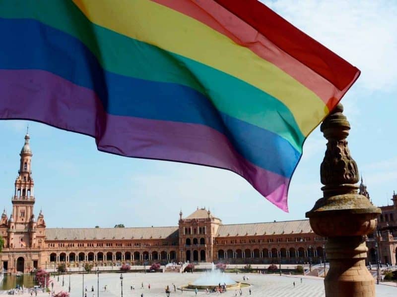 Archivo - Bandera arcoiris izada en la Plaza de España de Sevilla con motivo del Día del Orgullo LGTBI. Imagen de archivo. - DELEGACIÓN DEL GOBIERNO EN ANDAL / DELEGACIÓN DEL