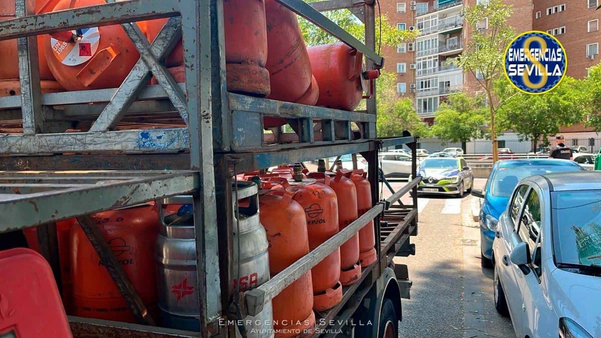 Camión de bombonas de butano robado. Emergencias Sevilla