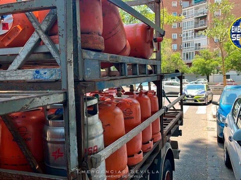 Camión de bombonas de butano robado. Emergencias Sevilla