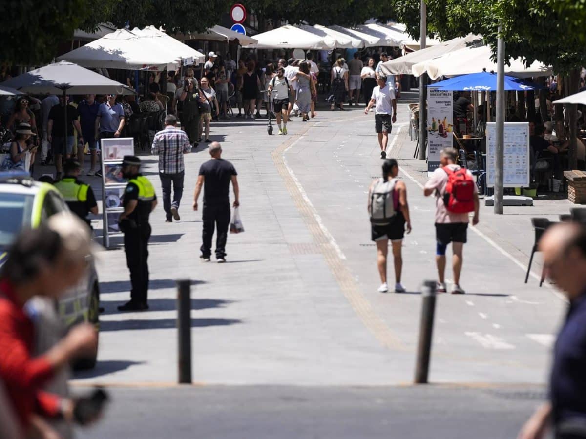 La calle San Jacinto, del popular barrio de Triana, con pocas personas por el sofocante calor, a 30 de mayo de 2024 en Sevilla (Andalucía, España). (Foto de archivo). - Joaquin Corchero - Europa Press