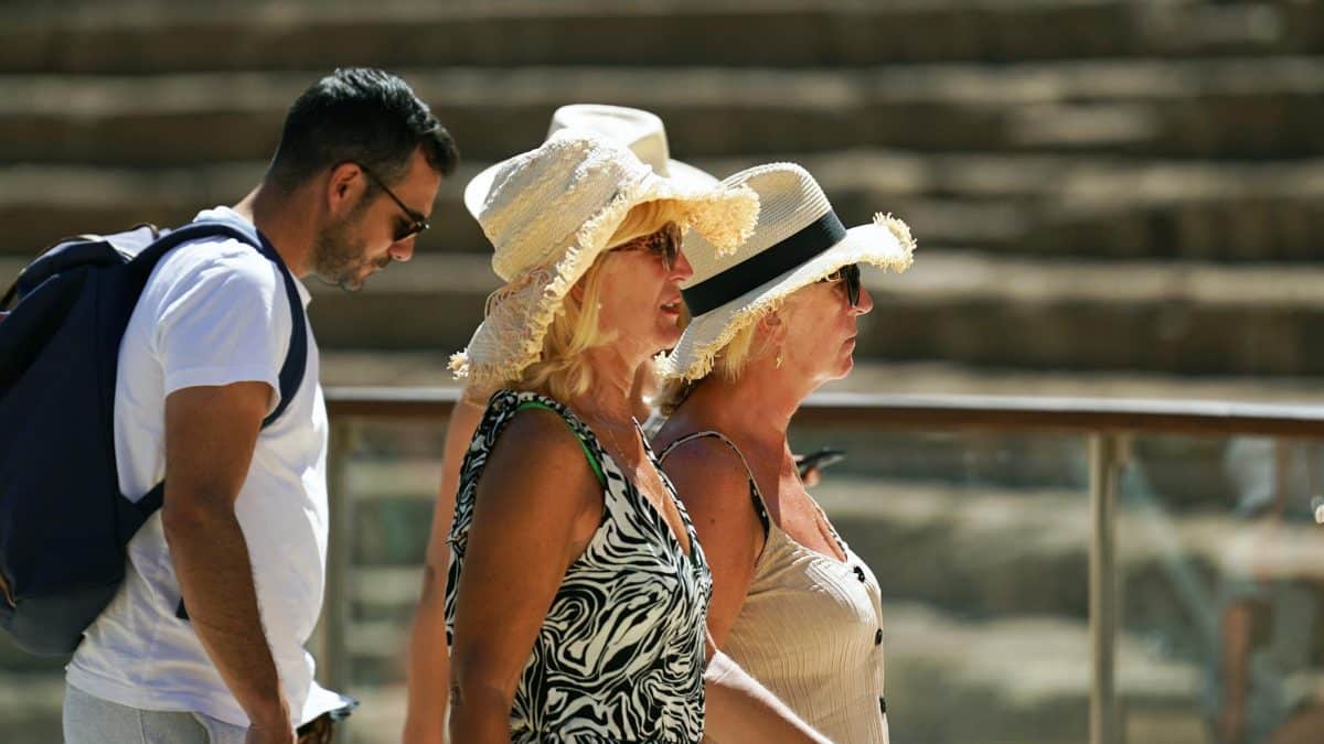 Archivo - Varias personas intentan protegerse de las altas temperaturas que azotan estos días la capital malagueña, a 3 de agosto de 2023 en Málaga, (Andalucía). (Foto de archivo). - Álex Zea - Europa Press - Archivo