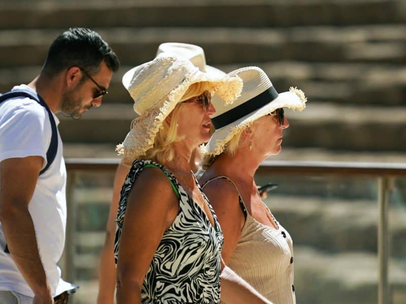 Archivo - Varias personas intentan protegerse de las altas temperaturas que azotan estos días la capital malagueña, a 3 de agosto de 2023 en Málaga, (Andalucía). (Foto de archivo). - Álex Zea - Europa Press - Archivo