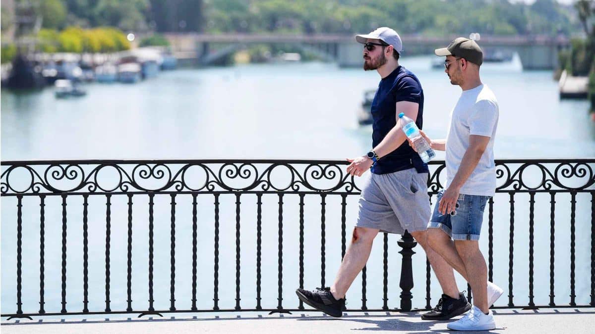 Un joven porta una botella de agua para sofocar el calor en Sevilla en una imagen de archivo - Joaquin Corchero - Europa Press