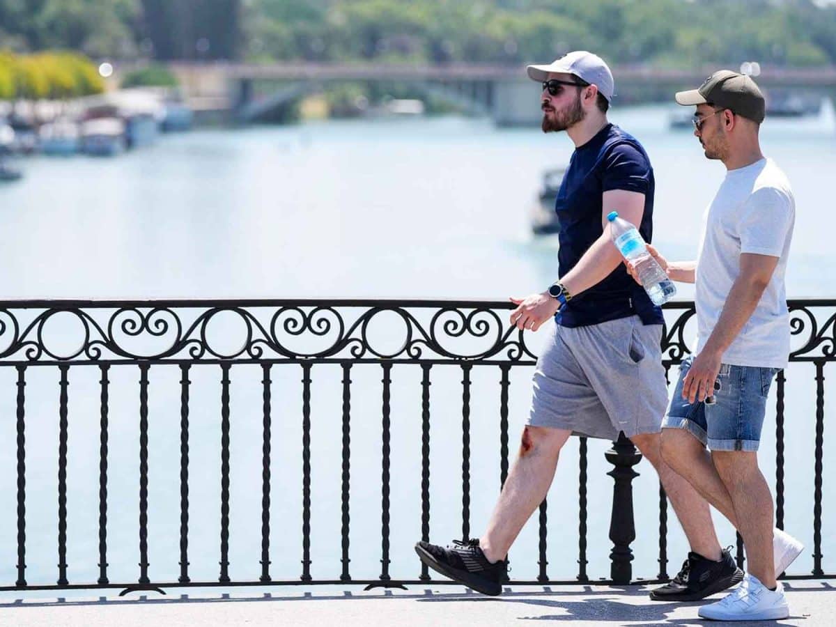 Un joven porta una botella de agua para sofocar el calor en Sevilla en una imagen de archivo - Joaquin Corchero - Europa Press
