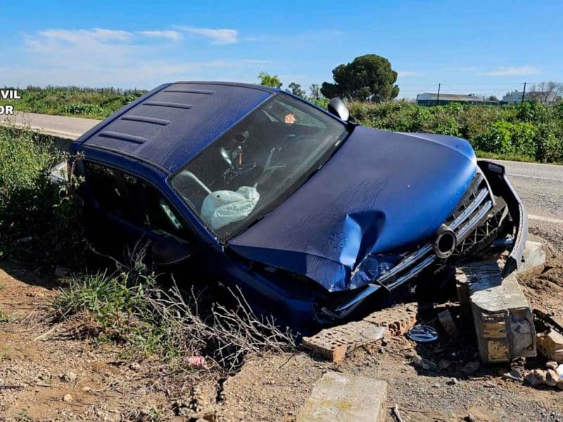 Coche siniestrado en Carmona. Guardia Civil