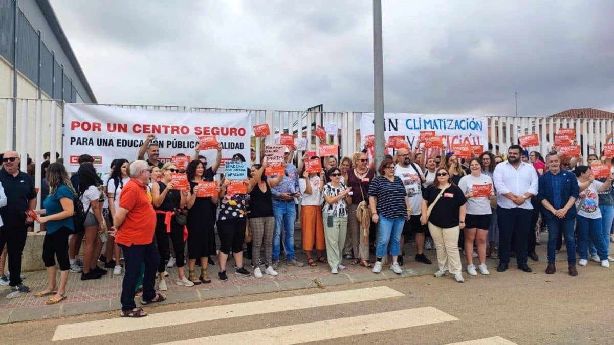 Concentración de CCOO Sevilla frente al IES Almensilla. - CCOO SEVILLA
