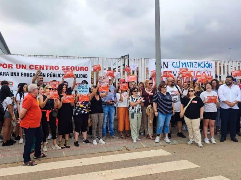 Concentración de CCOO Sevilla frente al IES Almensilla. - CCOO SEVILLA