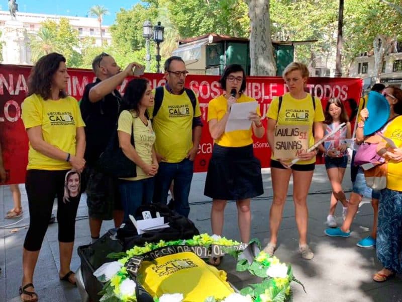 Archivo - Concentración y performance de 'Escuelas de Calor' (Foto de archivo). - AMPA VALDÉS LEAL - Archivo