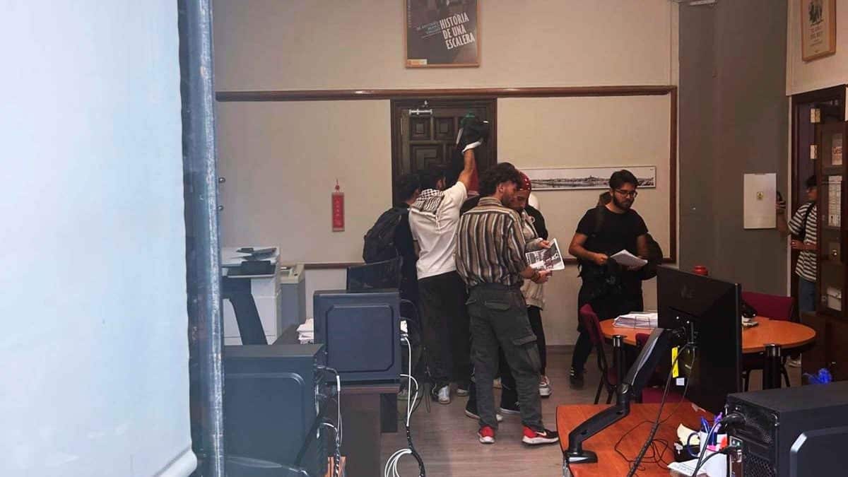 Estudiantes encerrados dentro del decanato de Filología - ESTUDIANTES PRO GAZA EN EL DECANATO DE FILOLOGÍA