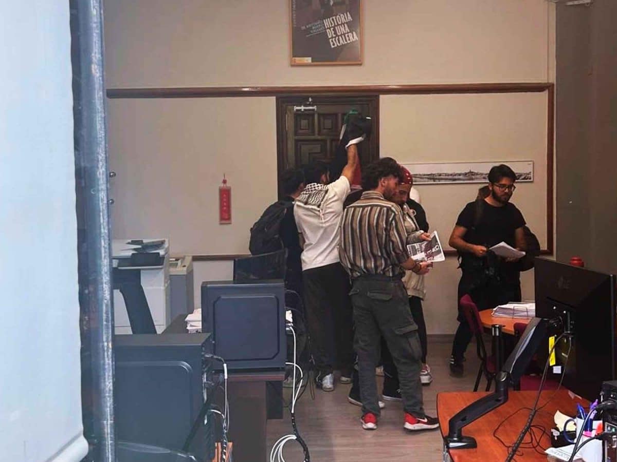 Estudiantes encerrados dentro del decanato de Filología - ESTUDIANTES PRO GAZA EN EL DECANATO DE FILOLOGÍA