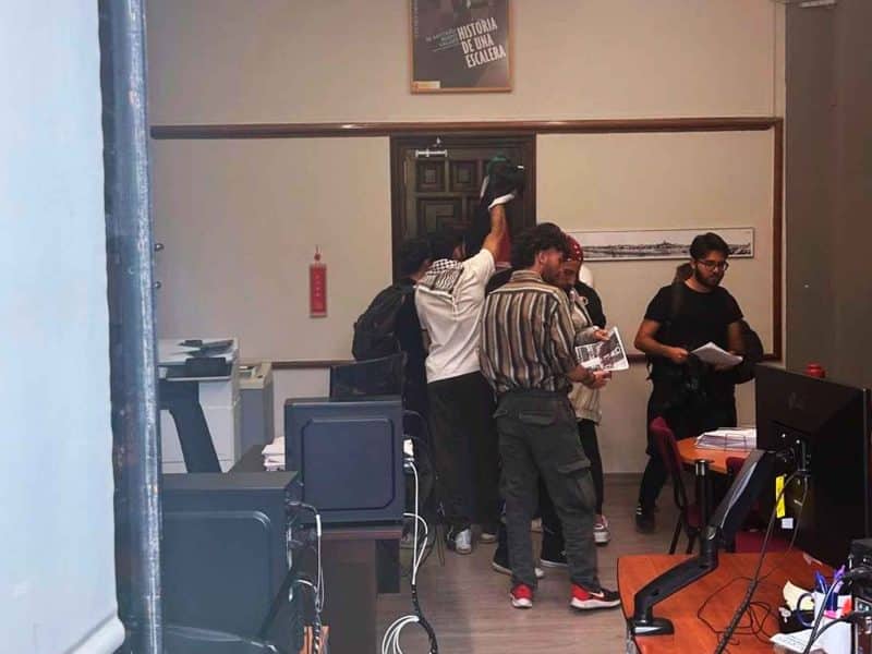 Estudiantes encerrados dentro del decanato de Filología - ESTUDIANTES PRO GAZA EN EL DECANATO DE FILOLOGÍA