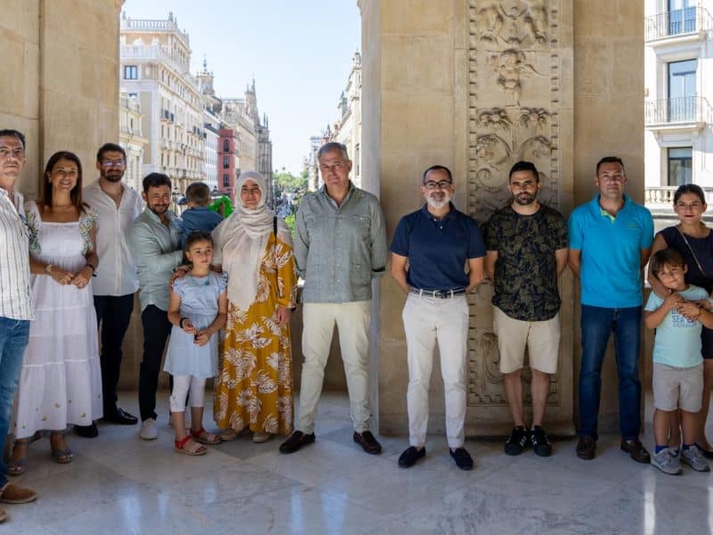 El alcalde de Sevilla, José Luis Sanz, recibe a la familia turca rescatada del terremoto de 2023 por militares de la UME con base en Morón de la Frontera. - AYUNTAMIENTO DE SEVILLA