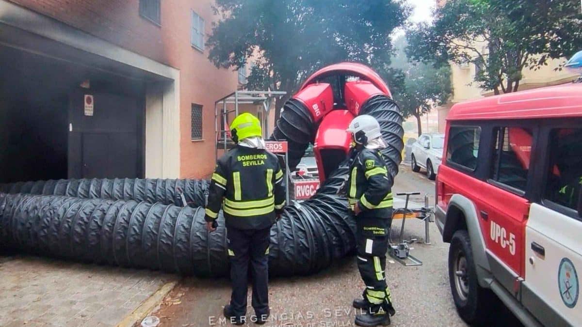 Bomberos actúan en un aparatoso incendio en el aparcamiento subterráneo de un edificio de viviendas de Pino Montano. - AYTO.DE SEVILLA