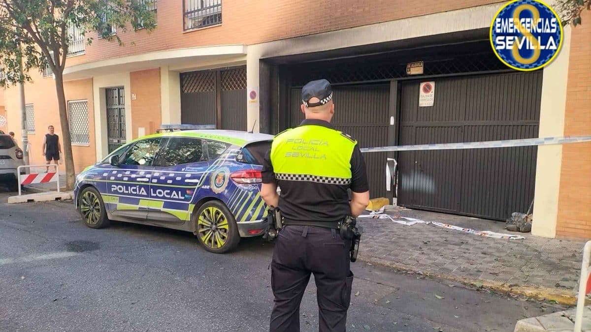 Garaje incendiado en Pino Montano. Emergencias Sevilla
