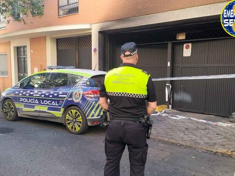Garaje incendiado en Pino Montano. Emergencias Sevilla