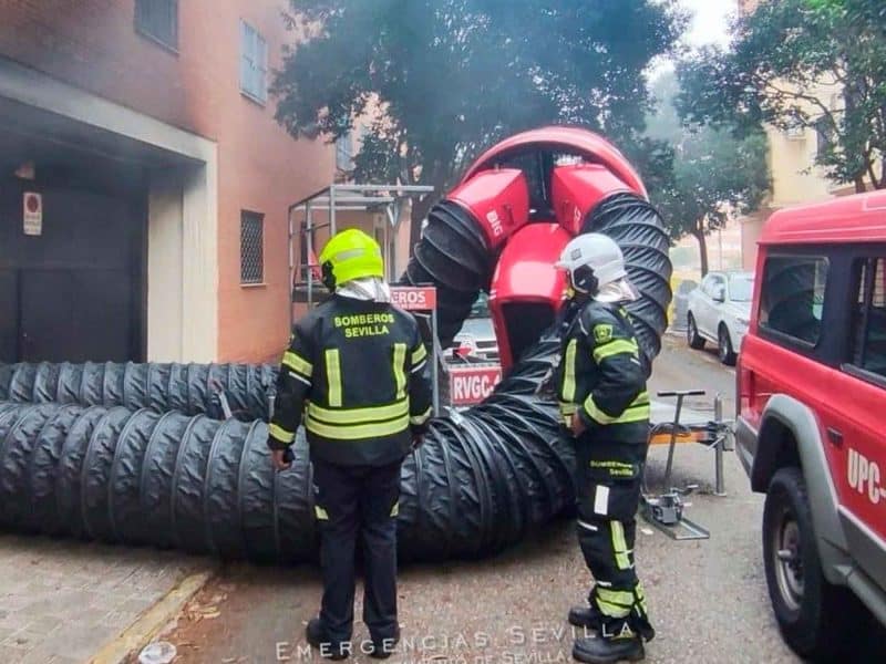 Bomberos actúan en un aparatoso incendio en el aparcamiento subterráneo de un edificio de viviendas de Pino Montano. - AYTO.DE SEVILLA