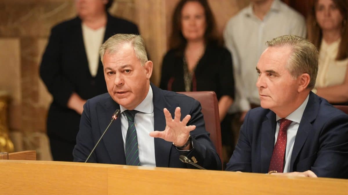 El alcade de Sevilla, José Luis Sanz (i), junto al portavoz municipal del PP, Juan Bueno (d) - María José López - Europa Press