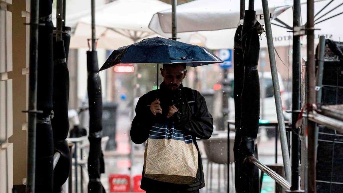 Archivo - Una persona se resguarda de la lluvia con paraguas, en una imagen de archivo. - Diego Radamés - Europa Press - Archivo