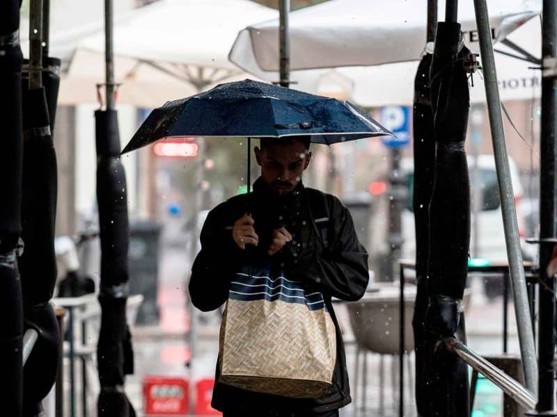 Archivo - Una persona se resguarda de la lluvia con paraguas, en una imagen de archivo. - Diego Radamés - Europa Press - Archivo