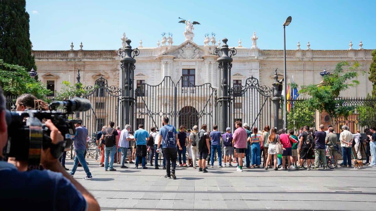 Manifestantes piden la dimisión del rector de la US, en apoyo de los estudiantes desalojados por la Policía esta madrugada - MARÍA JOSÉ LÓPEZ / EUROPA PRESS