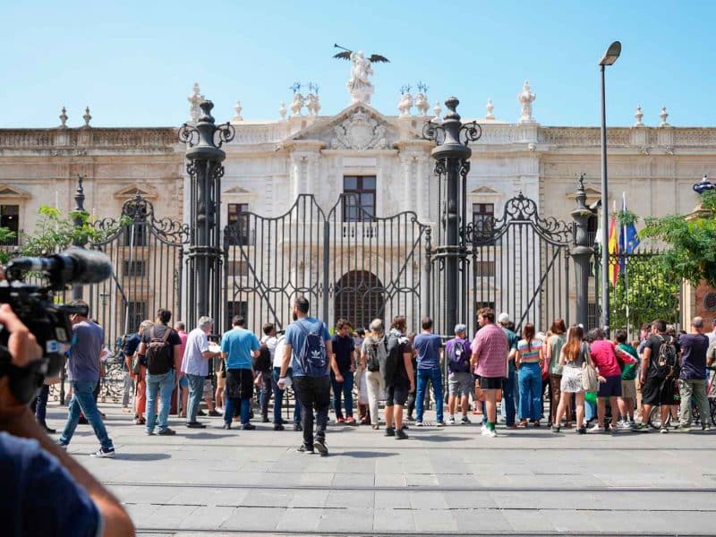 Manifestantes piden la dimisión del rector de la US, en apoyo de los estudiantes desalojados por la Policía esta madrugada - MARÍA JOSÉ LÓPEZ / EUROPA PRESS