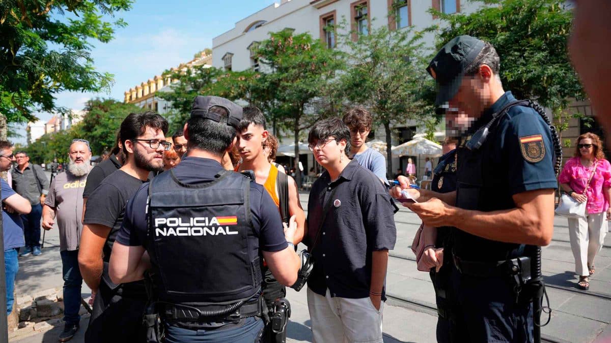 La policía nacional junto a varios estudiantes de la US que se manifiestan tras el desalojo de este martes - MARÍA JOSÉ LÓPEZ / EUROPA PRESS