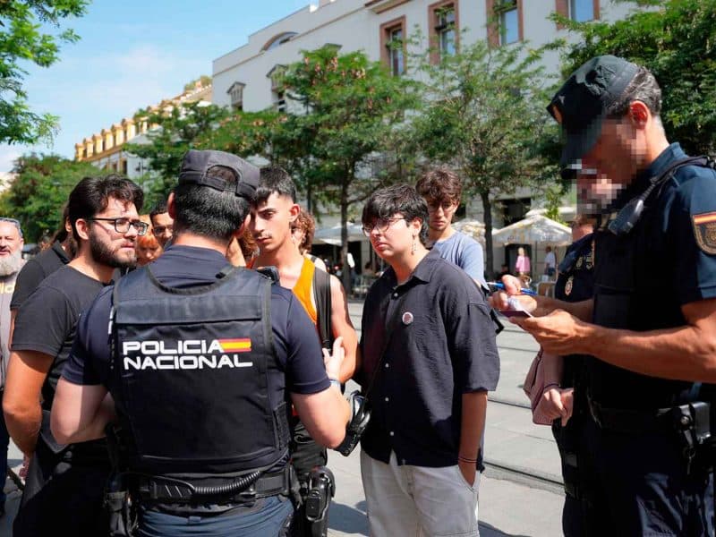 La policía nacional junto a varios estudiantes de la US que se manifiestan tras el desalojo de este martes - MARÍA JOSÉ LÓPEZ / EUROPA PRESS