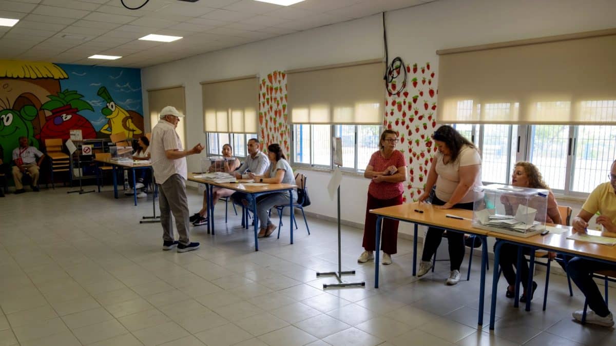 Mesa electoral en un colegio de Alcalá de Guadaíra el 9J. Víctor Fernández