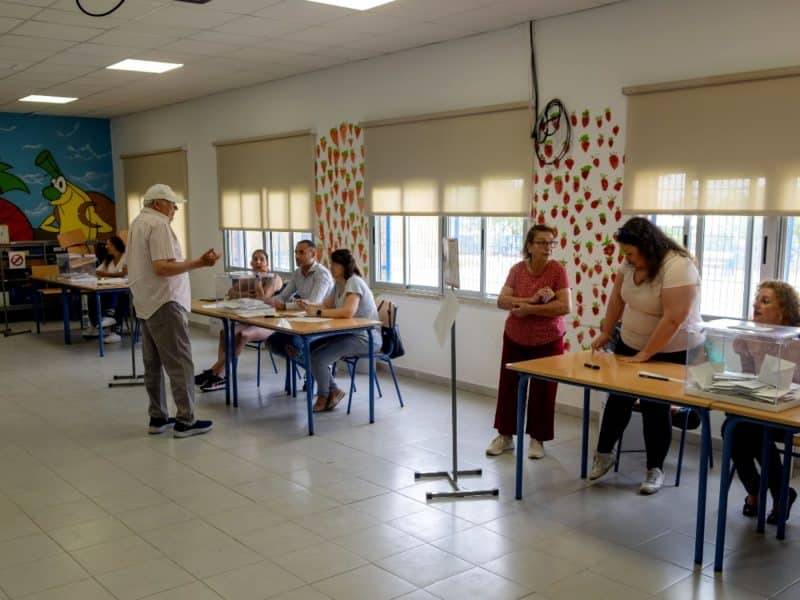 Mesa electoral en un colegio de Alcalá de Guadaíra el 9J. Víctor Fernández
