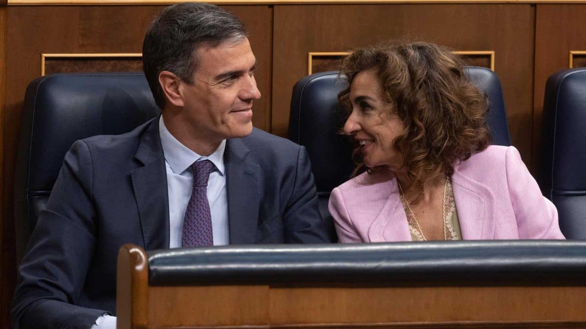 El presidente del Gobierno, Pedro Sánchez y la vicepresidenta primera y ministra de Hacienda, María Jesús Montero, en el pleno del Congreso de los Diputados que aprobó la Ley de Amnistía, a 30 de mayo de 2024, en Madrid (España). - Eduardo Parra - Europa Press
