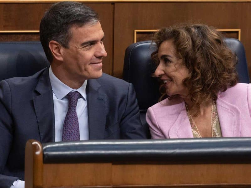 El presidente del Gobierno, Pedro Sánchez y la vicepresidenta primera y ministra de Hacienda, María Jesús Montero, en el pleno del Congreso de los Diputados que aprobó la Ley de Amnistía, a 30 de mayo de 2024, en Madrid (España). - Eduardo Parra - Europa Press