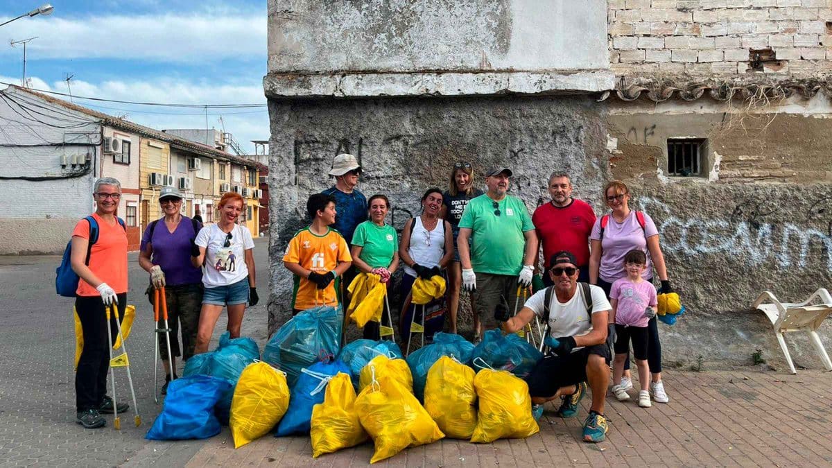 Imagen de los voluntarios de Torreblanca tras la acción de recogida de basura / SA