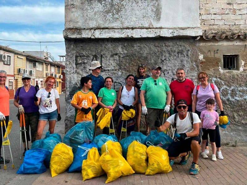 Imagen de los voluntarios de Torreblanca tras la acción de recogida de basura / SA