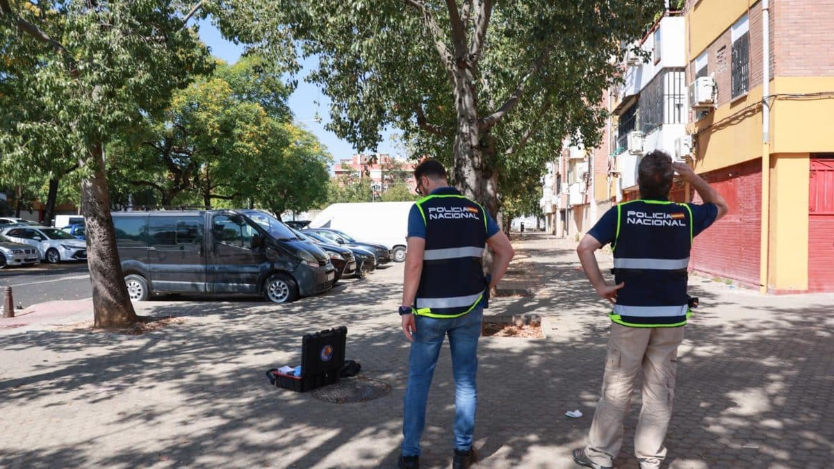 Efectivos de la Policía científica inspeccionan el lugar donde se ha producido el tiroteo. - Rocío Ruz - Europa Press