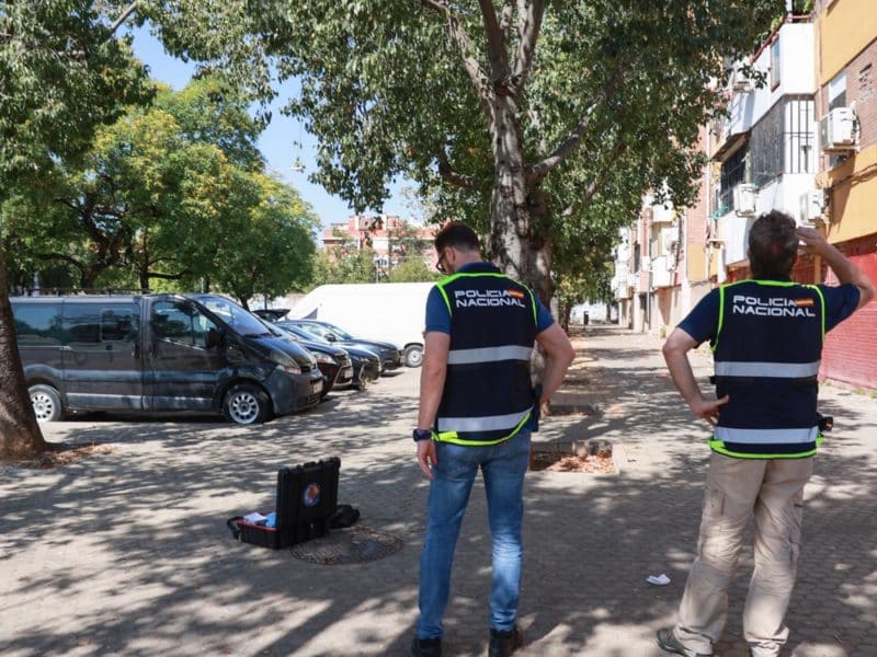 Efectivos de la Policía científica inspeccionan el lugar donde se ha producido el tiroteo. - Rocío Ruz - Europa Press