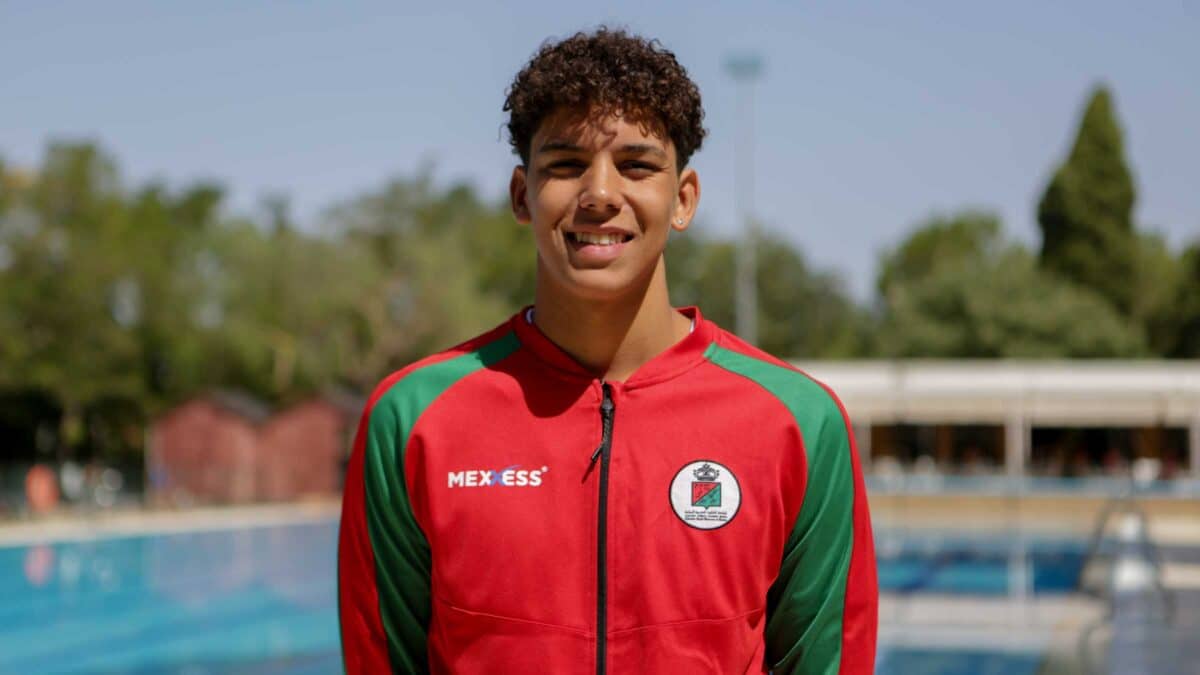 Ilias El Fallaki en la piscina de San Juan en Alcalá de Guadaíra. Marina Ortiz - La Voz de Alcalá