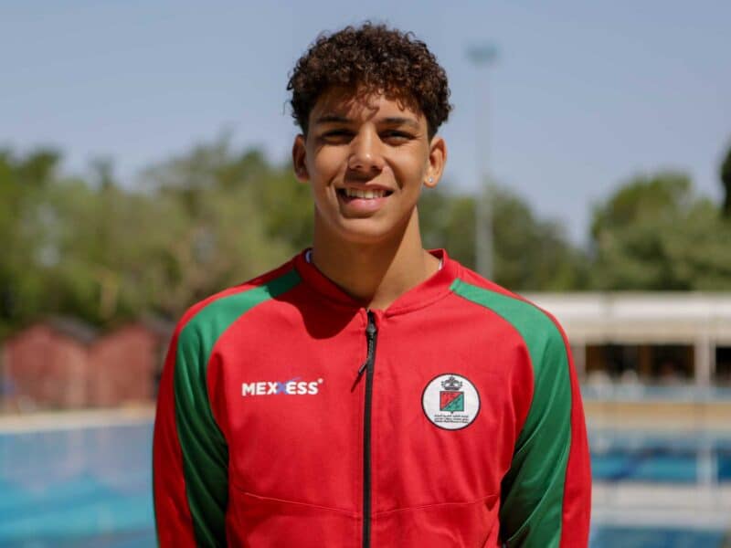 Ilias El Fallaki en la piscina de San Juan en Alcalá de Guadaíra. Marina Ortiz - La Voz de Alcalá