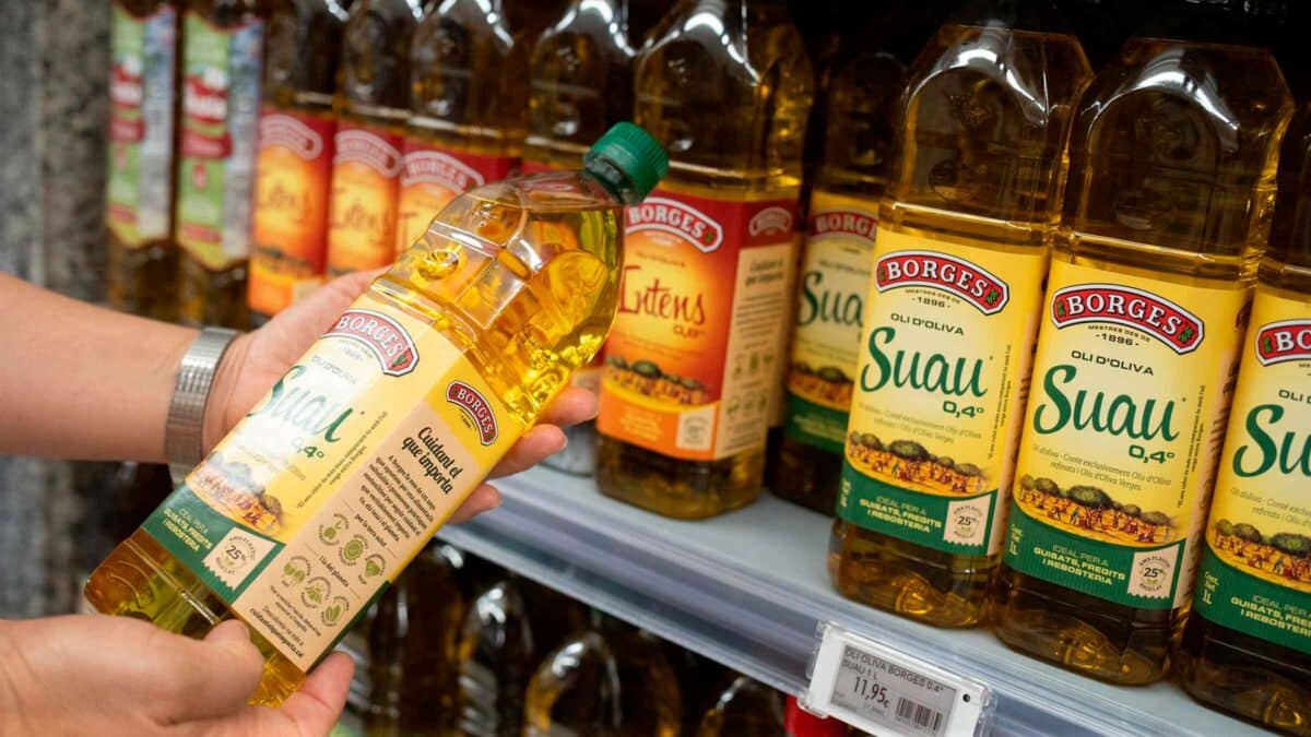 Una persona sostiene una botella de aceite, a 21 de junio de 2024. - David Zorrakino - Europa Press